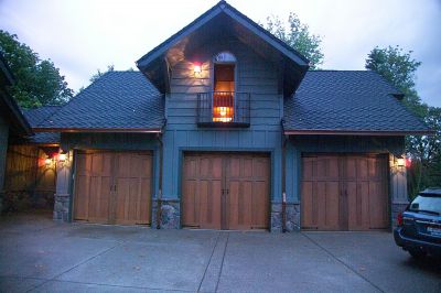 Three car garage with bonus upper level TV entertainment room
Portland Oregon Street Of Dreams 2004
Keywords: Street of Dreams